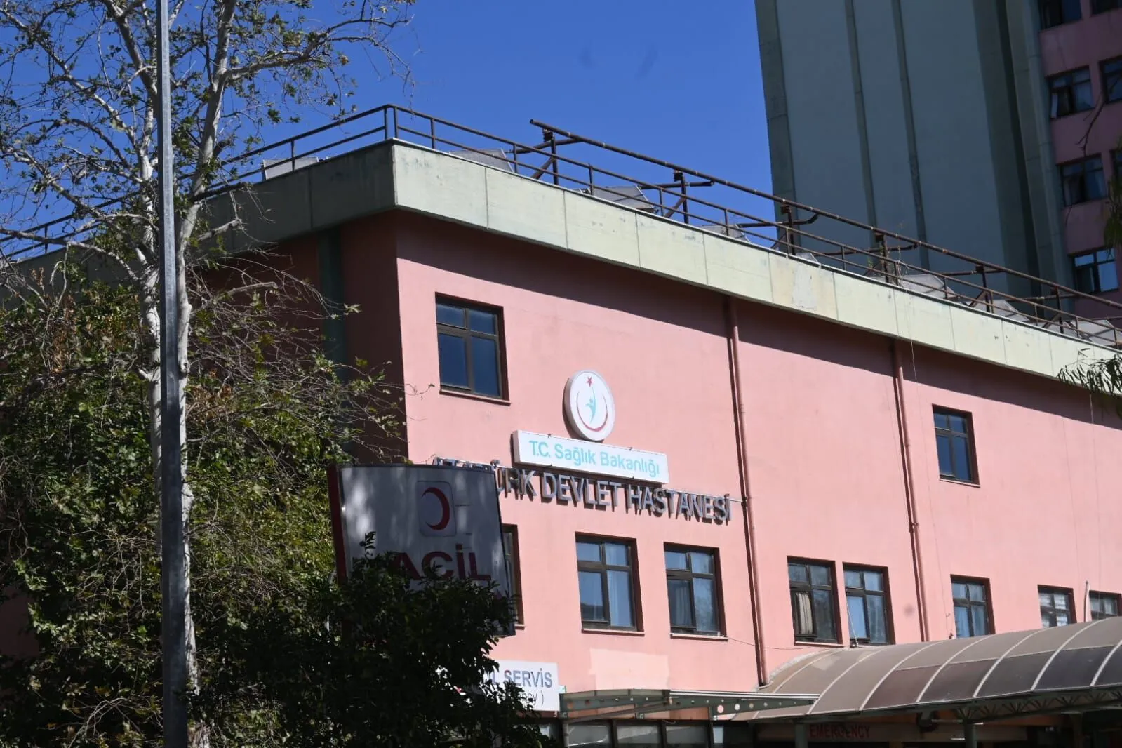 Antalyadamustafaerdemdenhastaneelestirisiolumunpencesindesirabekliyorlar