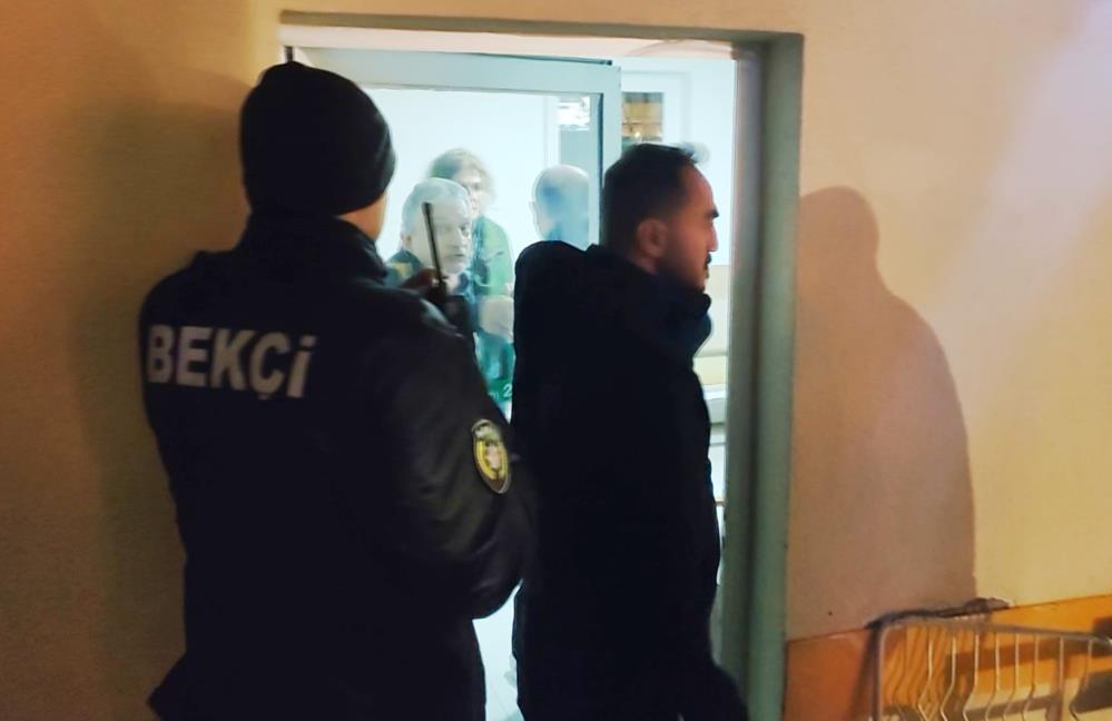 Avukatkızıalıkoyanannevebabagozaltınaalındı