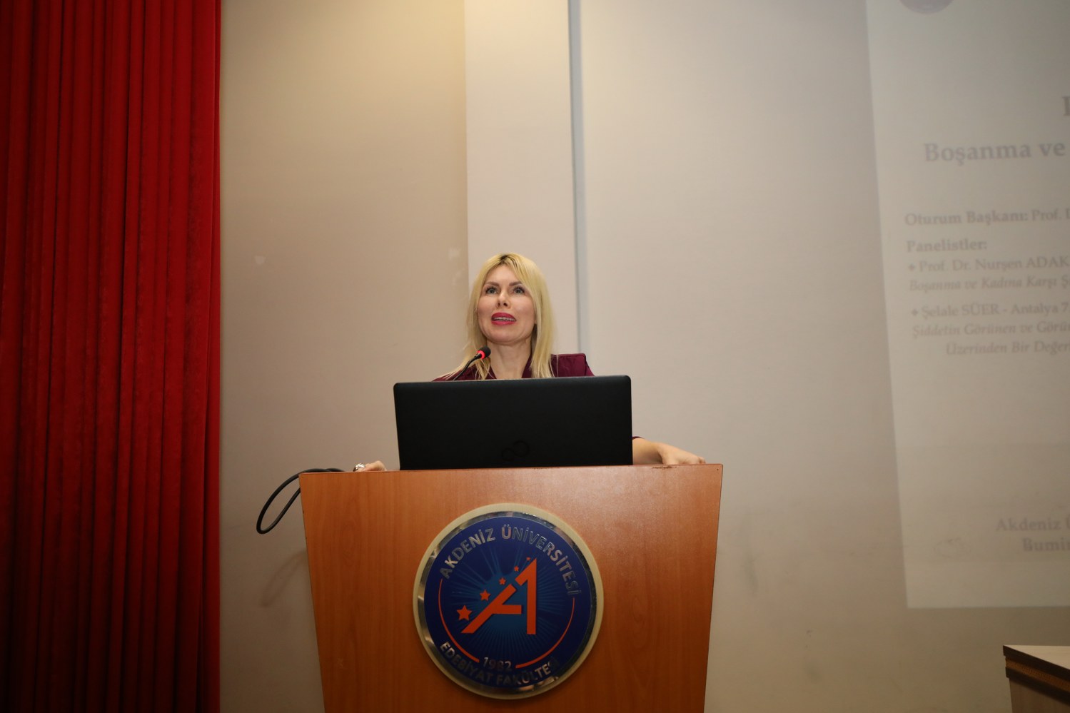 Kadinayoneliksiddeteegitimmucadelesi