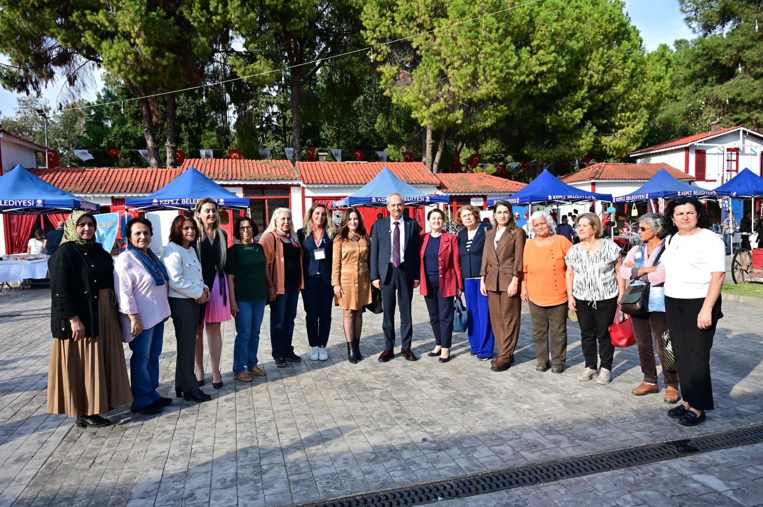 Kepezdeuretenkadinlarbulustu