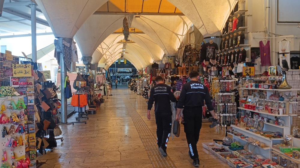 Manavgattacatıdamahsurkalankediyiitfaiyekiplerikurtarıldı