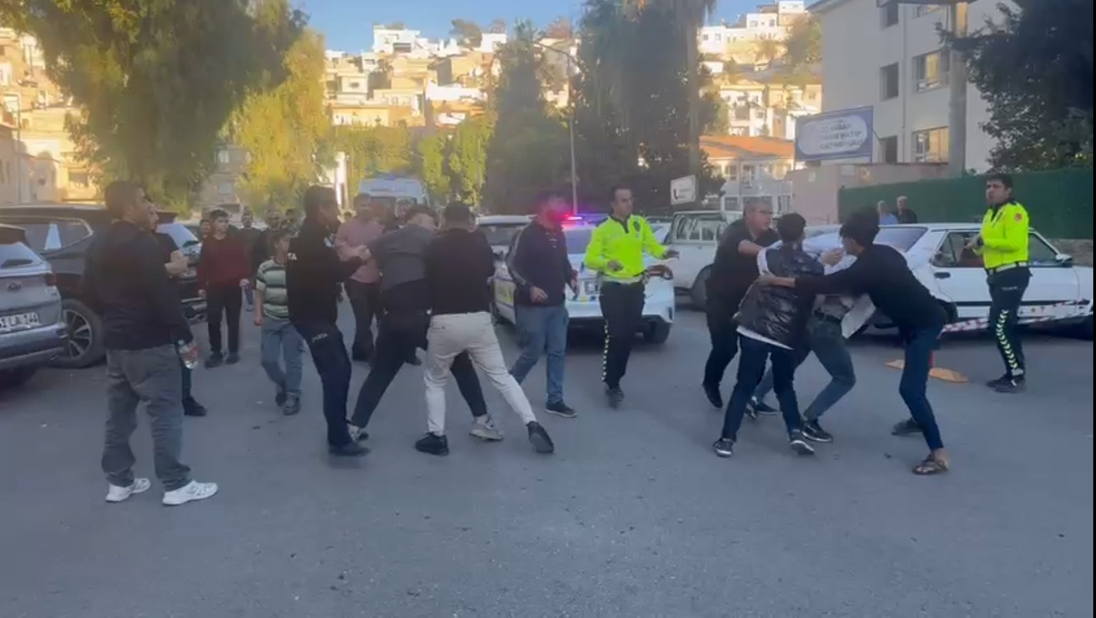 Motosikletcocugacarptiailelerbirbirinegirdi