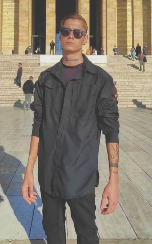 Oglunubicaklayarakoldurdu