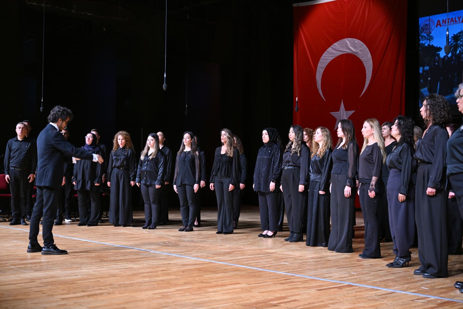 Ogretmenlergunuboylekutlandi