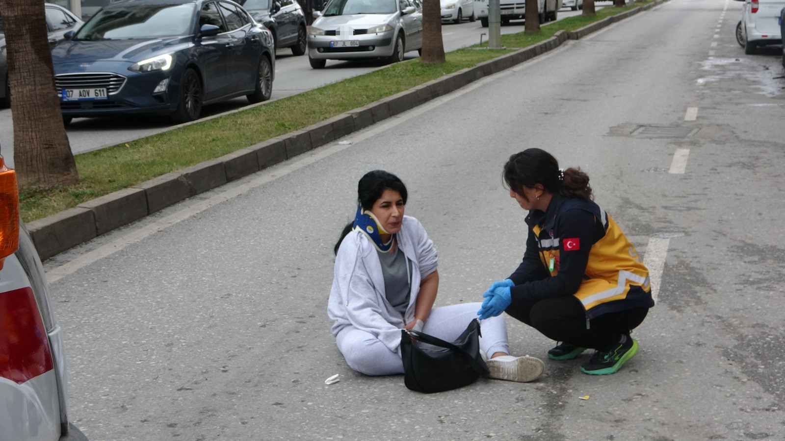 Seyirhalindekimotosikletparkhalindekiaracinkapisinacarpti