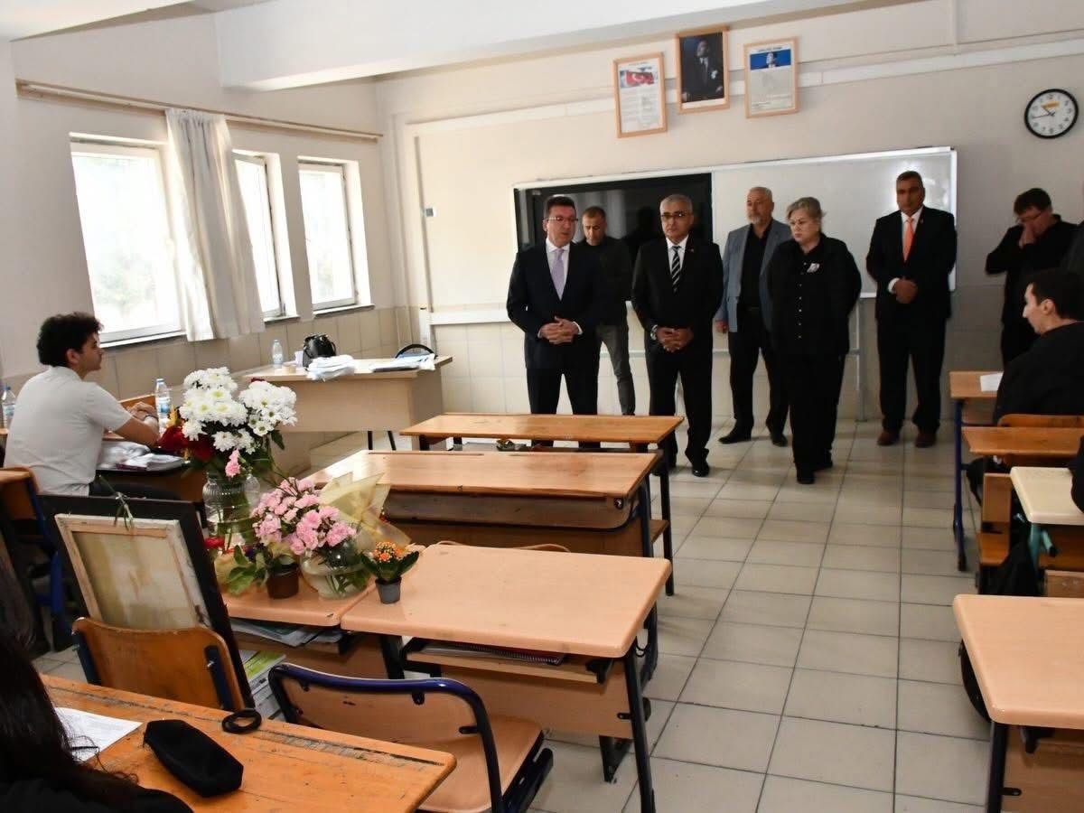 Sinifarkadaslarisirasinacicekbirakti