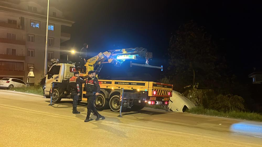 Alanyadakamyonsarampoledevrildi1Yaralı