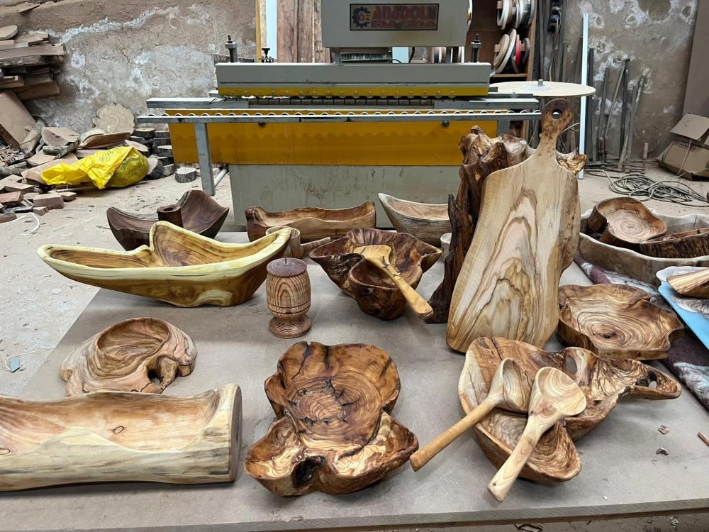 Alanyadamarangozustasıatolyesindedogayısanatadonusturuyor