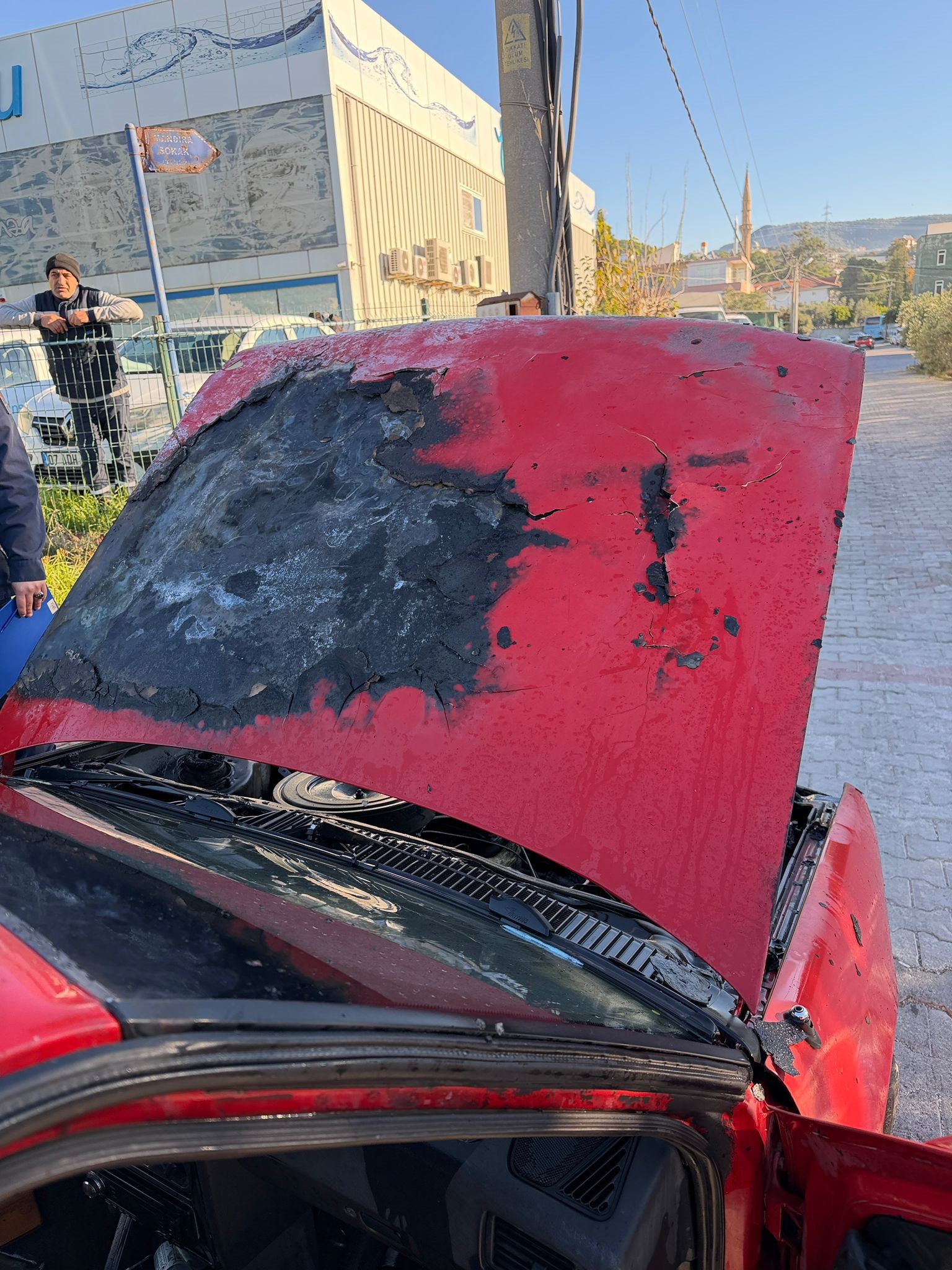 Alanyadaseyirhalindekiotomobilalevtopunadondu