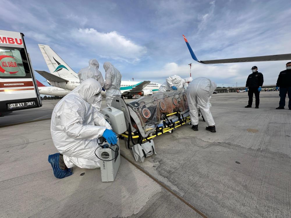 Antalyahavalimanındaacildurumtatbikatıyolcularaboylemudahaleettiler