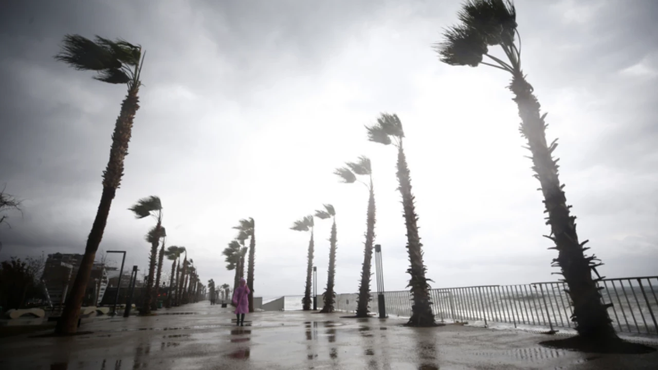 Antalyayagmurluhavalarinetkisinegiriyorhaftalikhavadurumuraporu