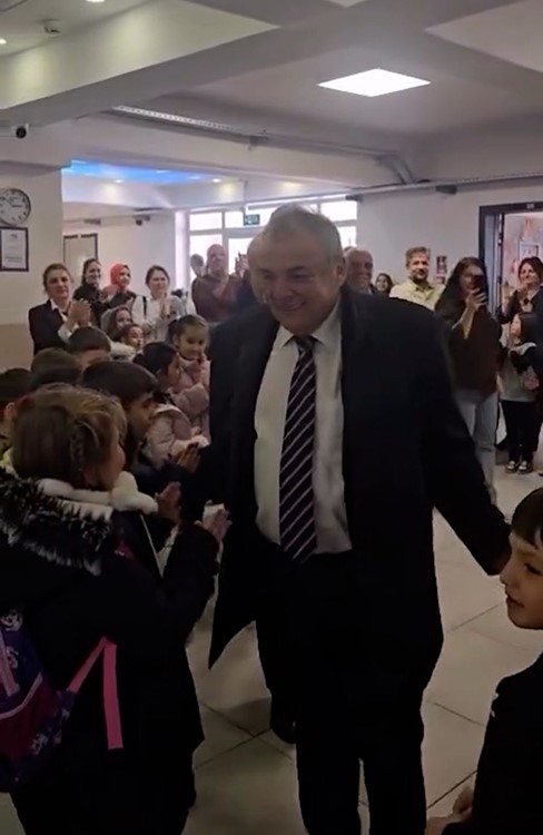 Boludaemekliolanogretmeninduygusalanlarihatiranyetersarkisiylavedaettiler