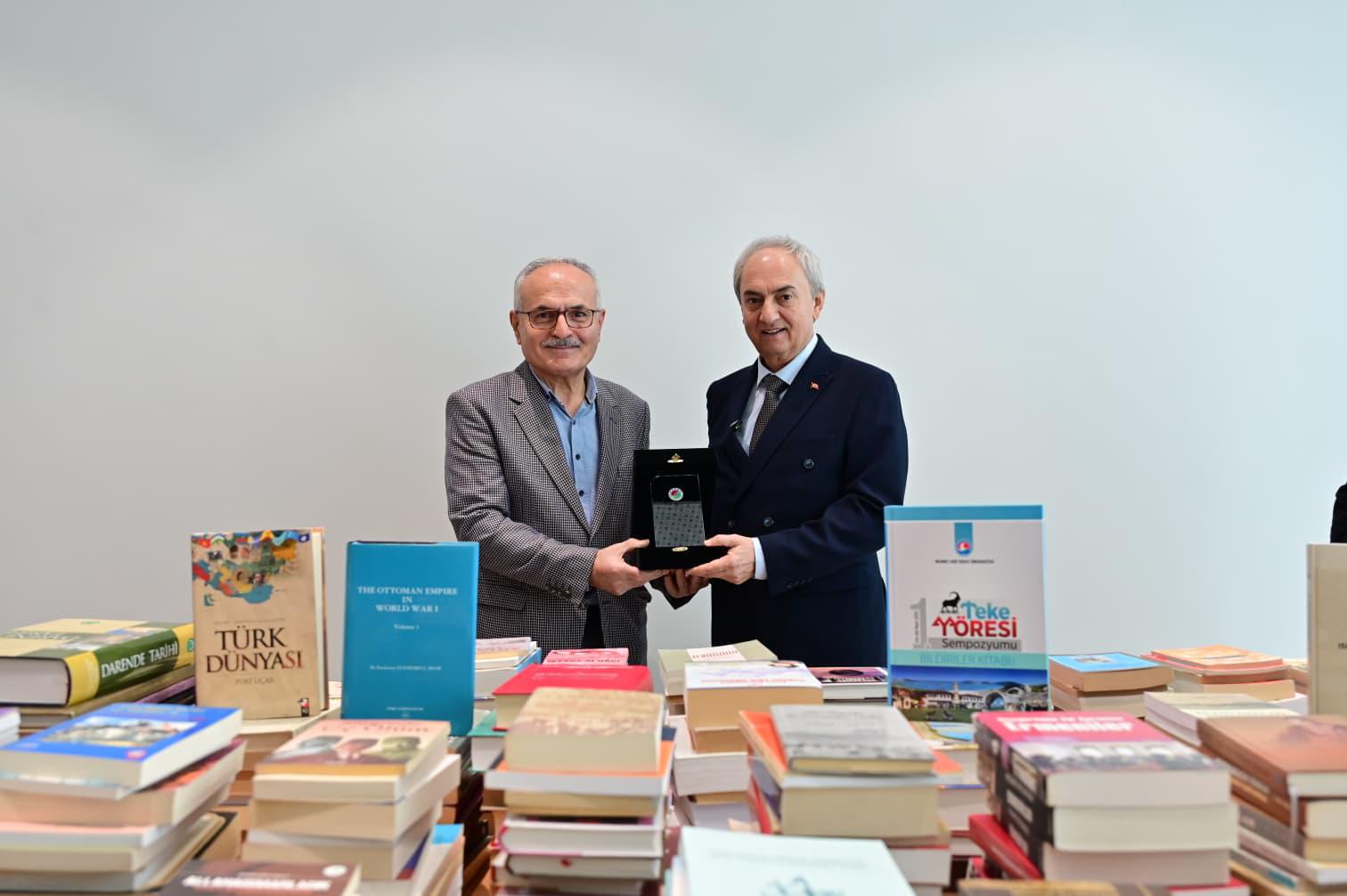 Egitimgorevlisi2Binadetkitapbagısladı