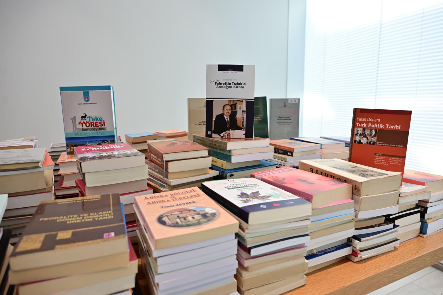 Egitimgorevlisindenkutuphaneye2Binkitaplıkbagıs