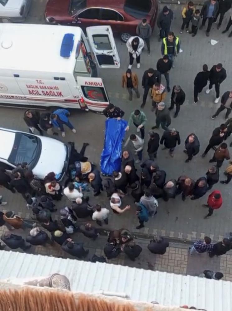 Esinisokakortasindabicaklayansahisaraniyor