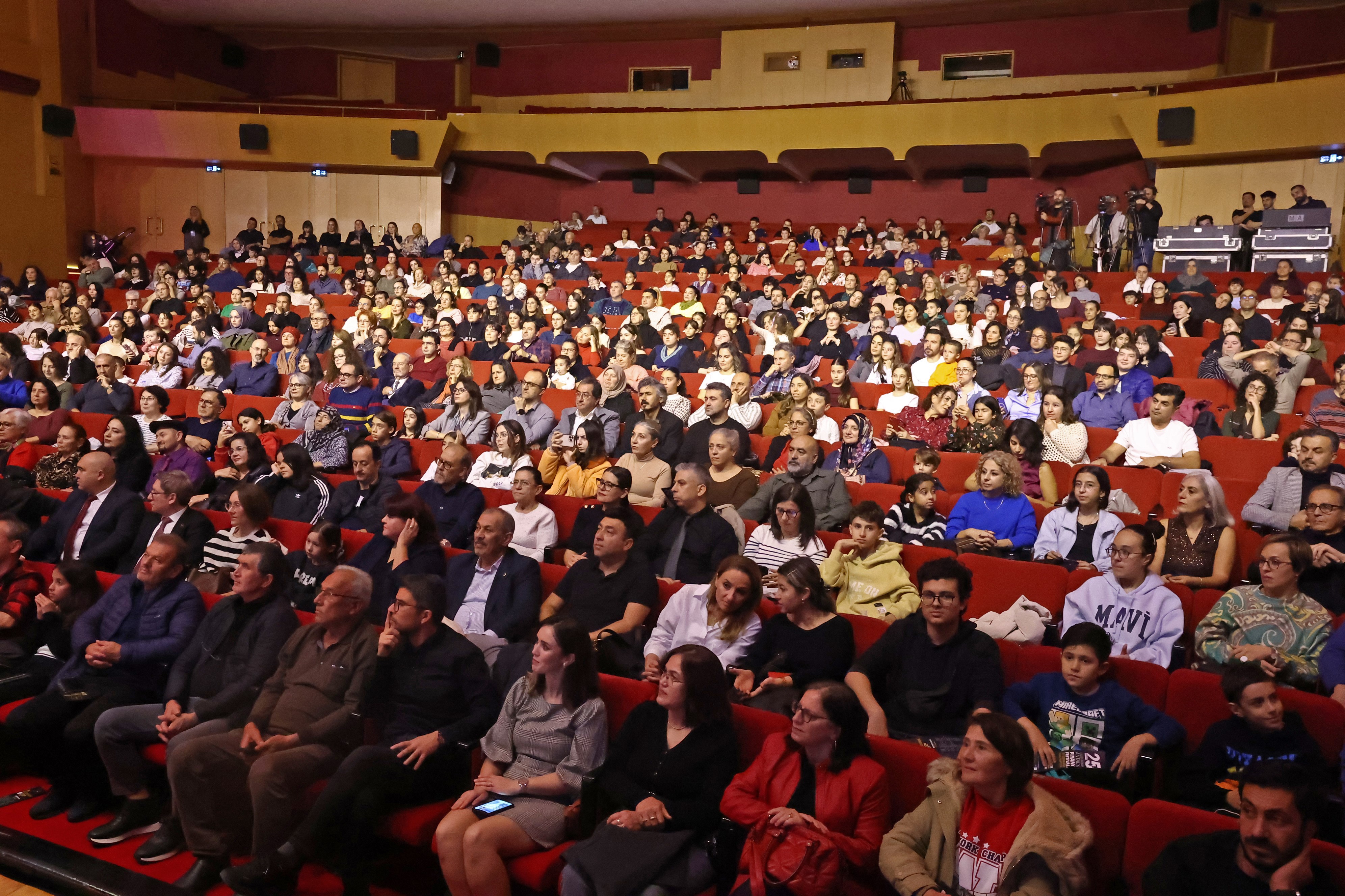 Gencpiyanistlerayaktaalkislandi