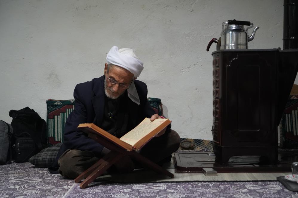 Gorenlersaskin86Yasindasadececayvegofretlebesleniyor