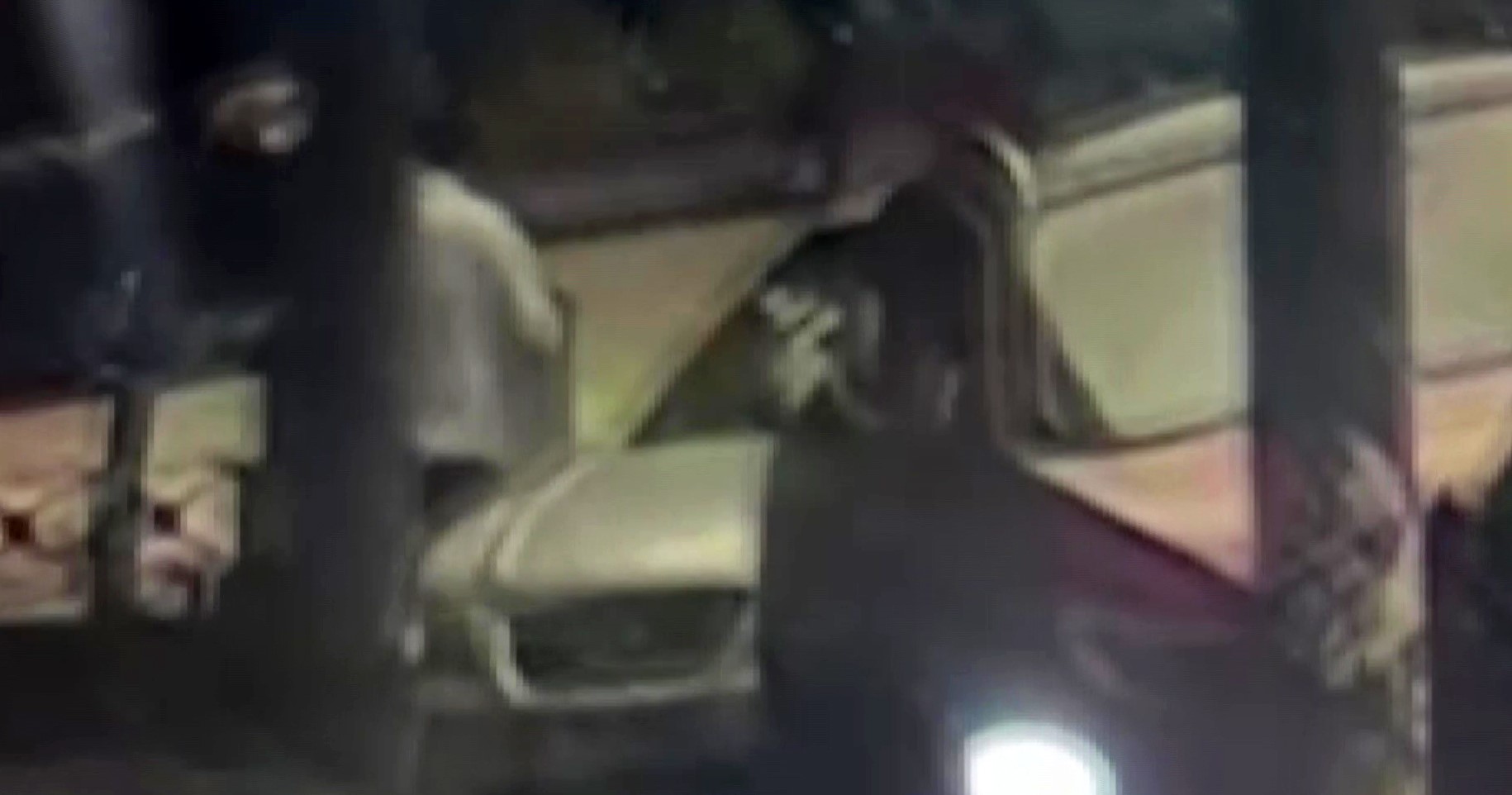 Hicbirsebepyokkenparkhalindekiaracasaldirdi