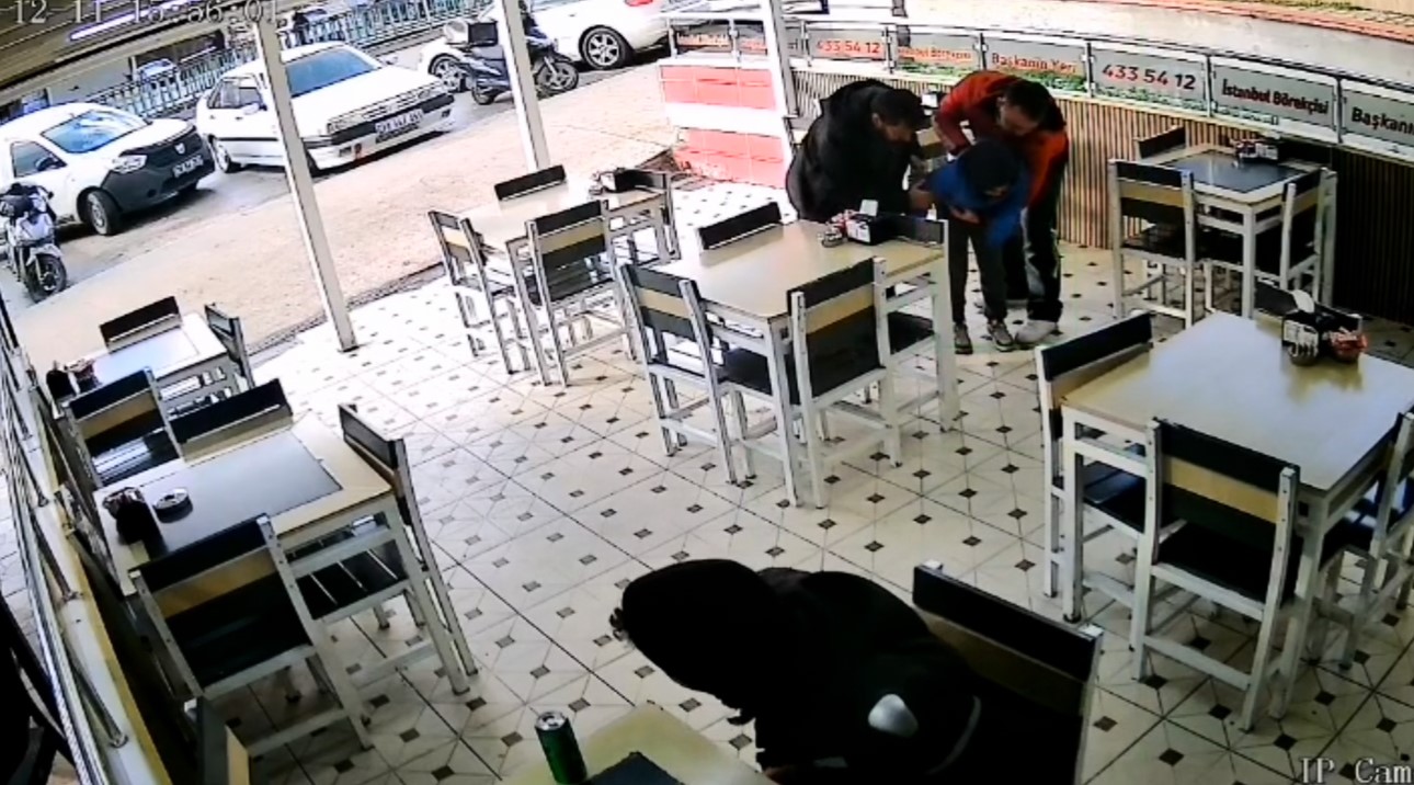 Karabuktebabasisokagirdikucukcocugukuryekurtardi