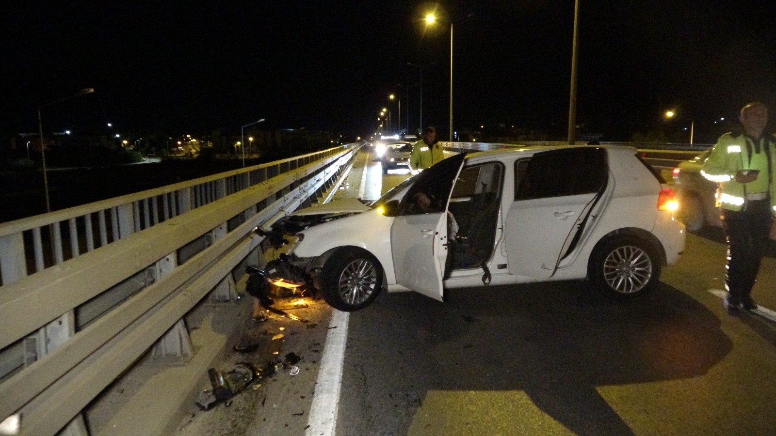 Manavgattaotomobilbariyerlerecarpti