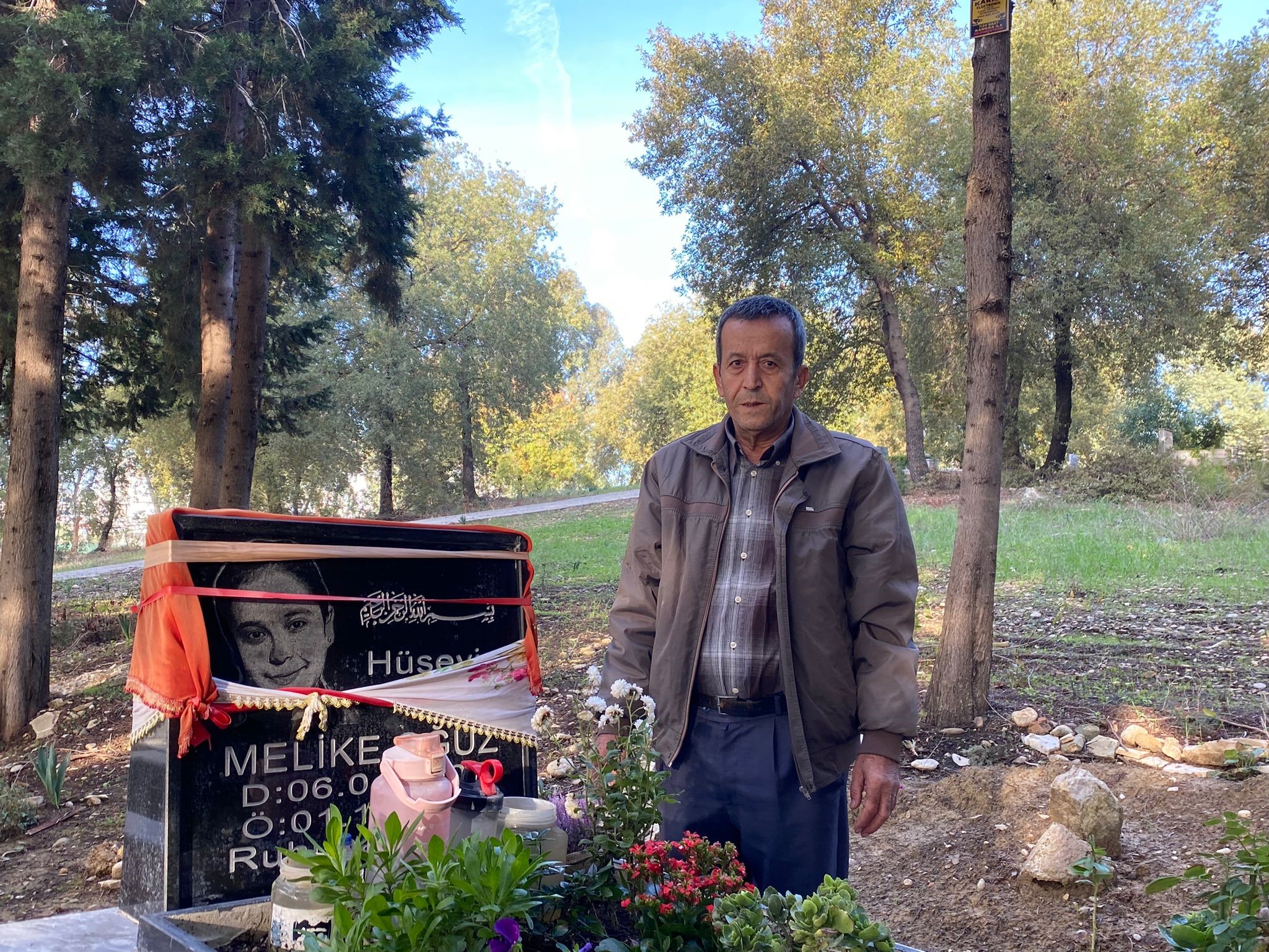 Mezarinadiktigiciceklerehirsizlargozdikti