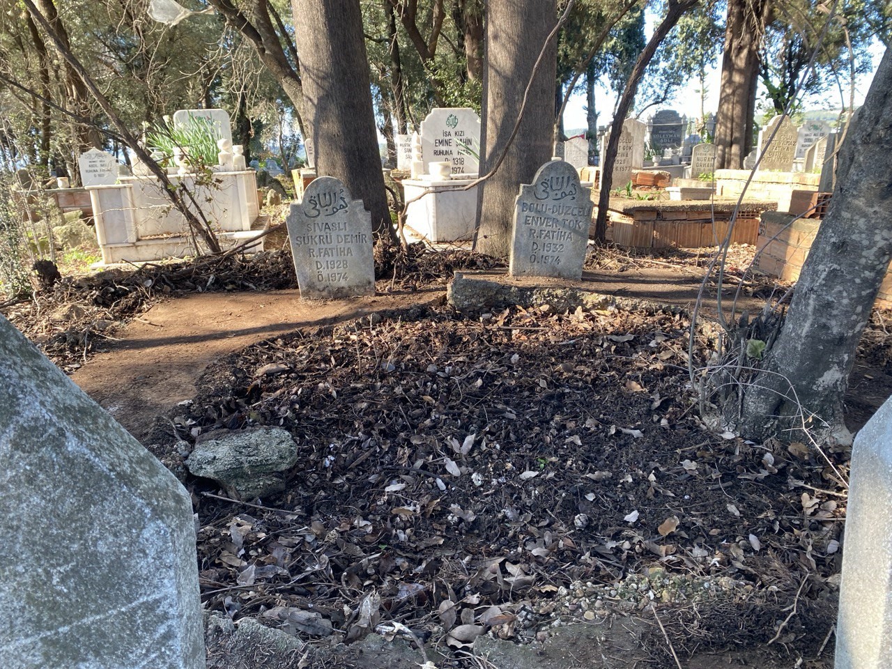 Mezarlarsahiplerinibekliyor