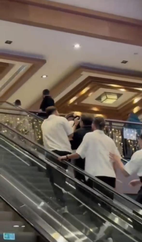 Musteriilegarsonbirbirinegirdi