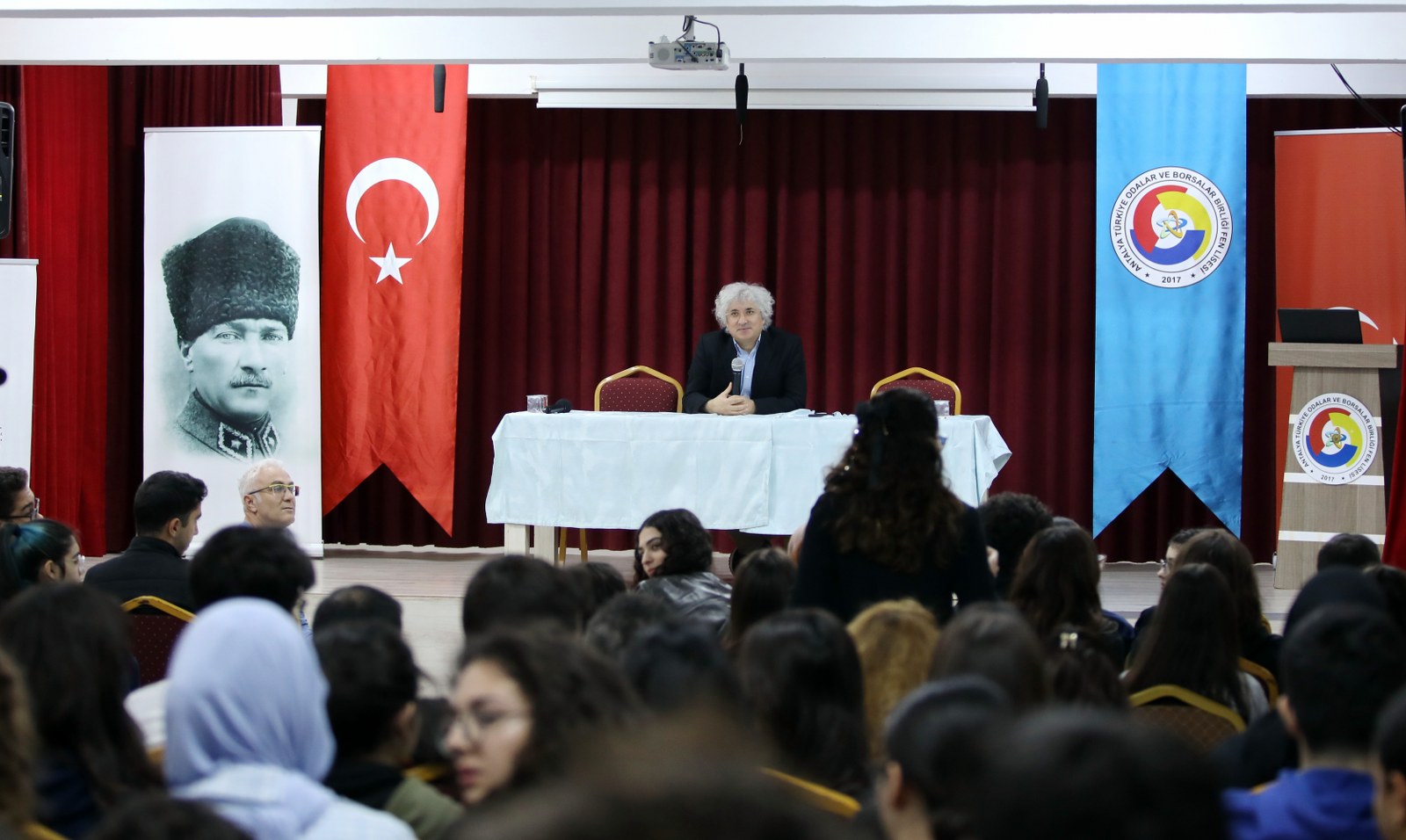 Omerozakanogrencilerlebirarayageldi