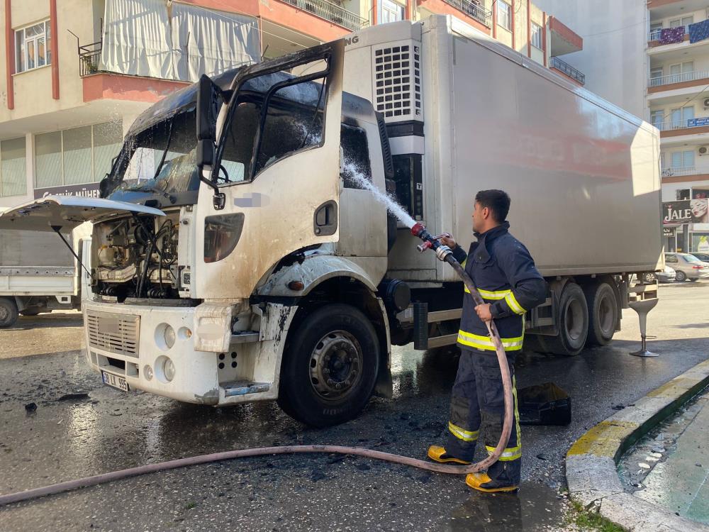 Parkhalindekikamyonyandı