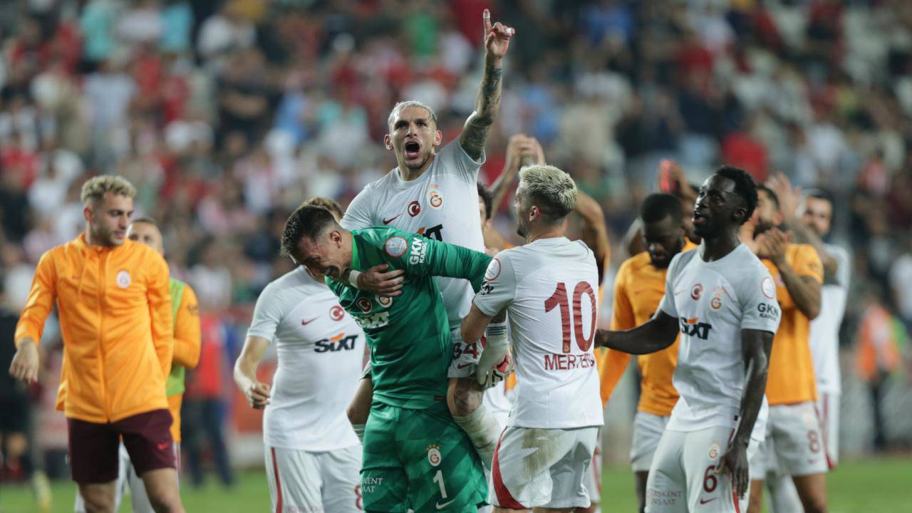 Sarikirmizililarkritikeksiklerlesahadaantalyasporgalatasaraymacihangikanalda