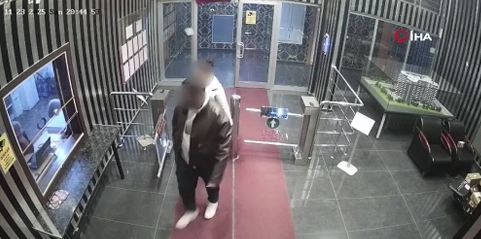 Sevgilisiyleadaminkartindanyemekyediler