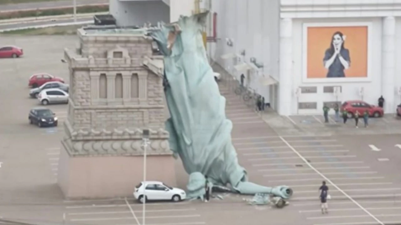 Siddetlifirtina24Metrelikozgurlukheykelireplikasinidevirdi