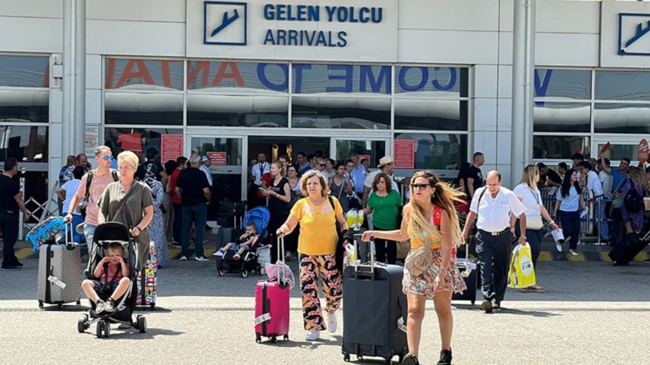 Turistlerantalyadamevsimsectiyazikimsevdi