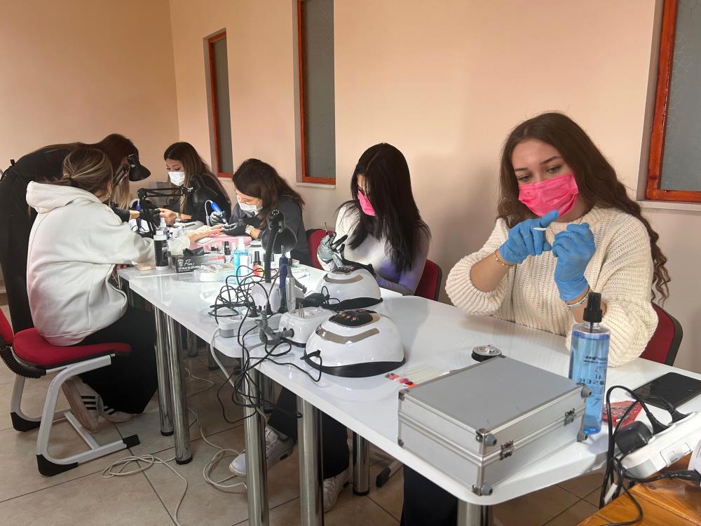 Turkiyeninilkproteztırnakkursuhizmegirdi