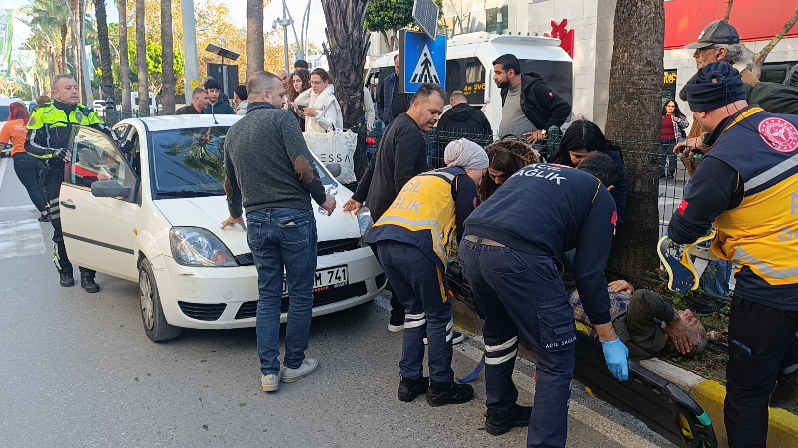 Yasliadamaotomobilcarpti