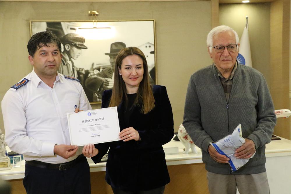 Yaslıadamınparasınıboylekurtardı