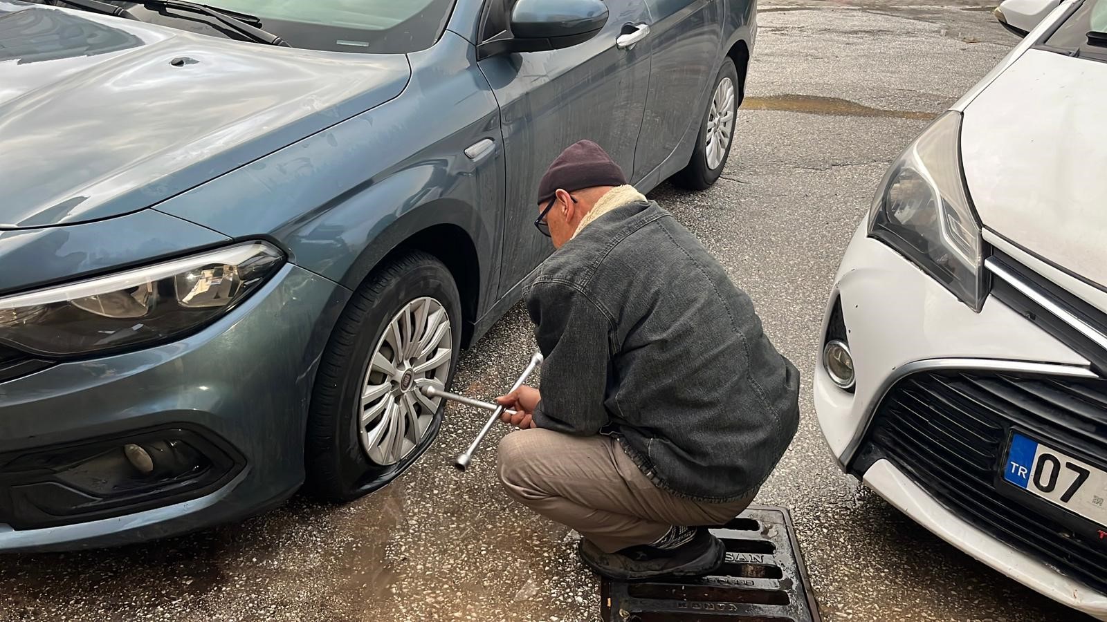 3Kisiantalyalilarazararveriyor Kopya