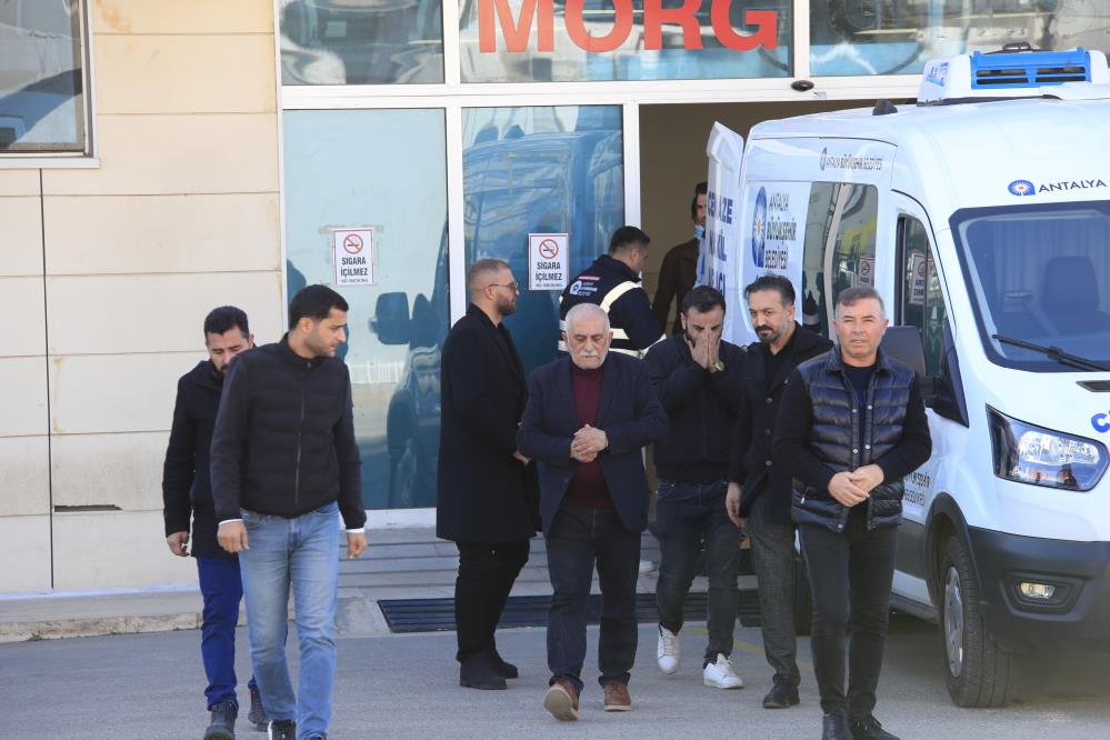 Antalyadabasındanvurulankadınesitarafındanhastaneyegoturulmustuhayatınıkaybetti