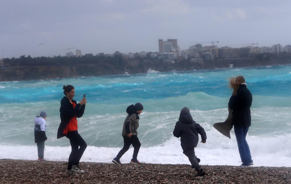 Antalyadafırtınaetkilioluyorcatılaructutabelalardevrildi