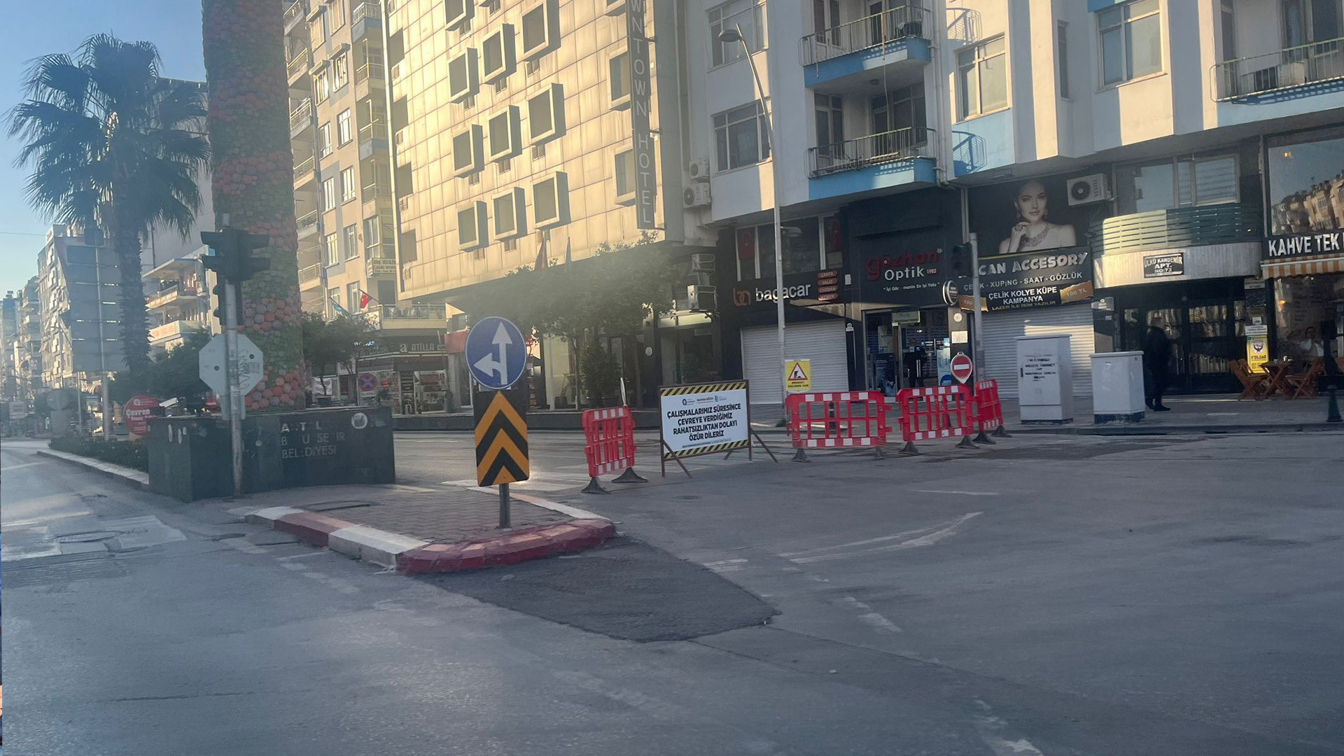 Antalyadagullukveteomanpasacaddeleritrafigekapatıldı