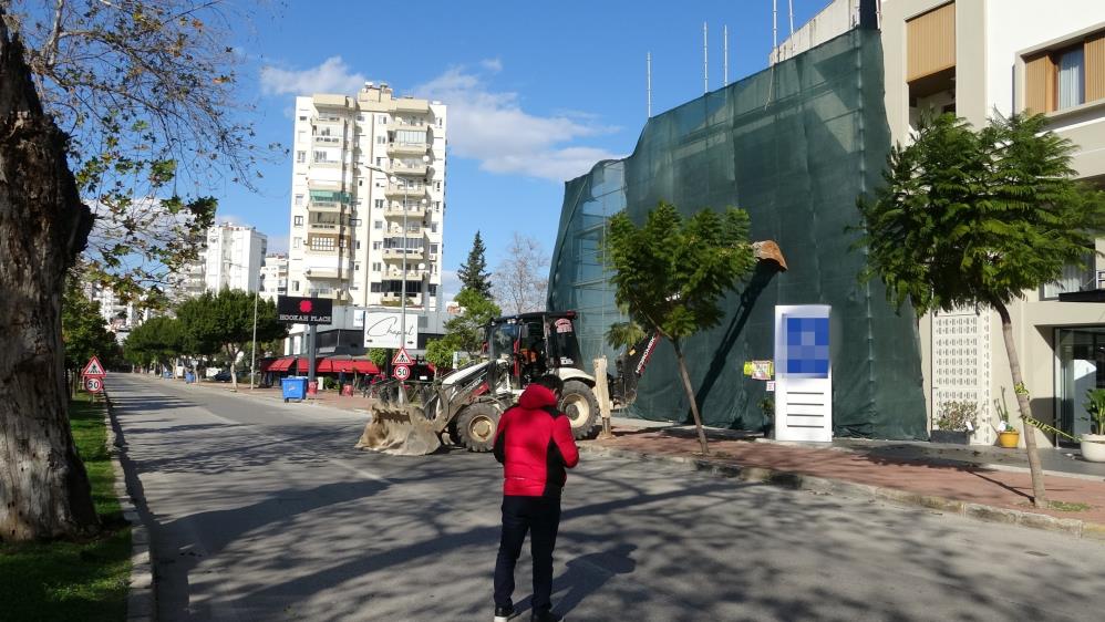 Antalyadayılınilkgunufırtınaetkiliruzgaradayanamayıpduseninsaatiskelesiyolukapadı