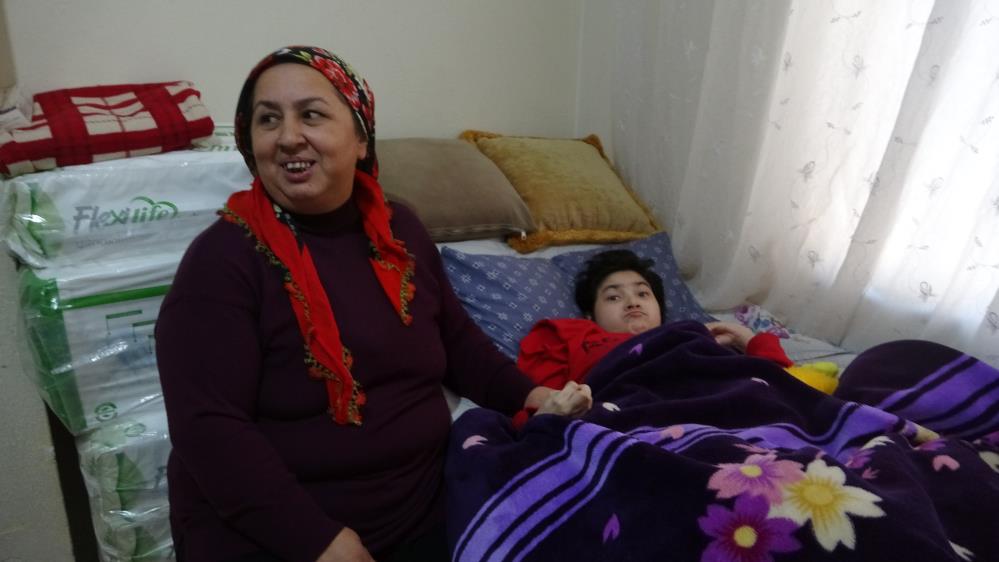 Baldızınınemanitinegozugibibakıyor