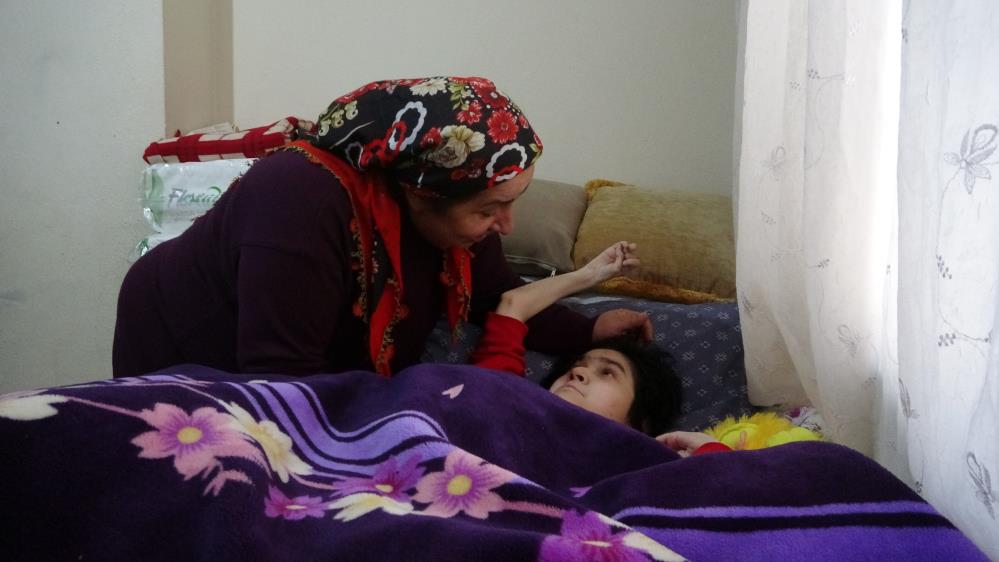 Baldızınınkızınakendiozkızıgibibakıyor