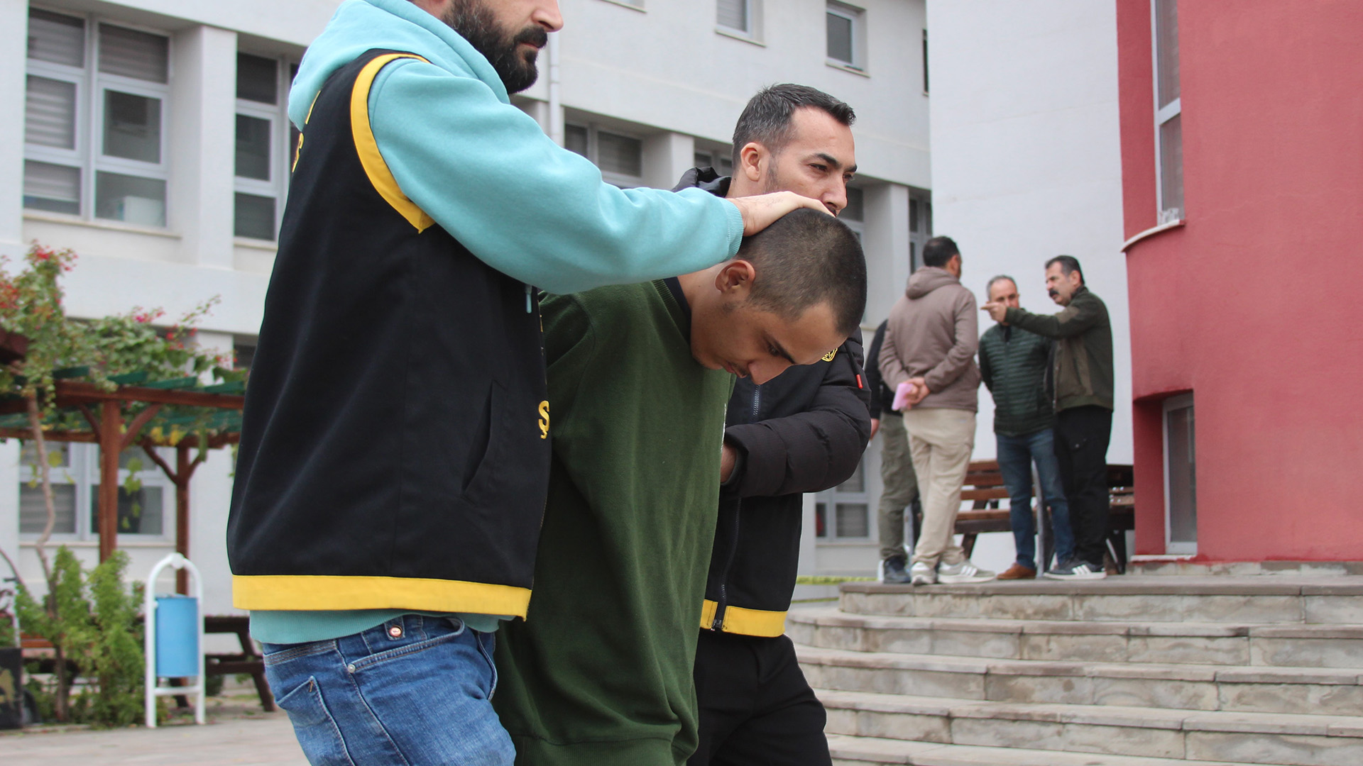 Cinayetinperdearkasiortayacikti