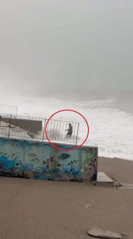 Dalgalarinarasindakalmaktansonandakurtuldu