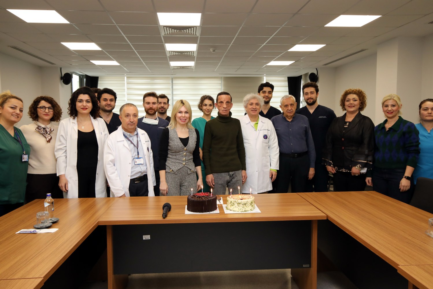 Doktorlariylabirarayagelddi