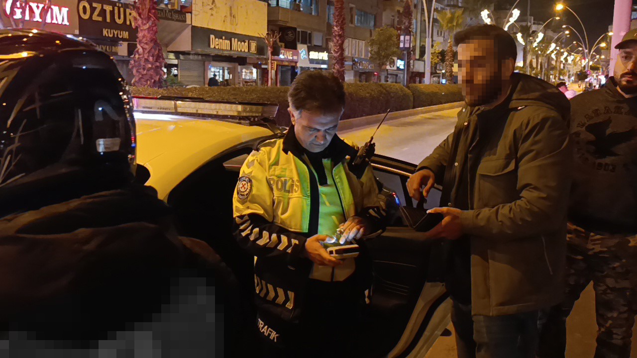 Ehliyetiolmadigiicinarkadasiylayerdegistirdi