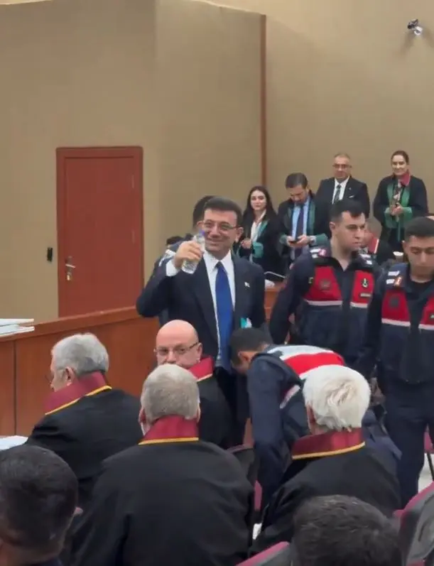 Ekremimamoglununmahkemesalonundakigoruntusudikkatcekti