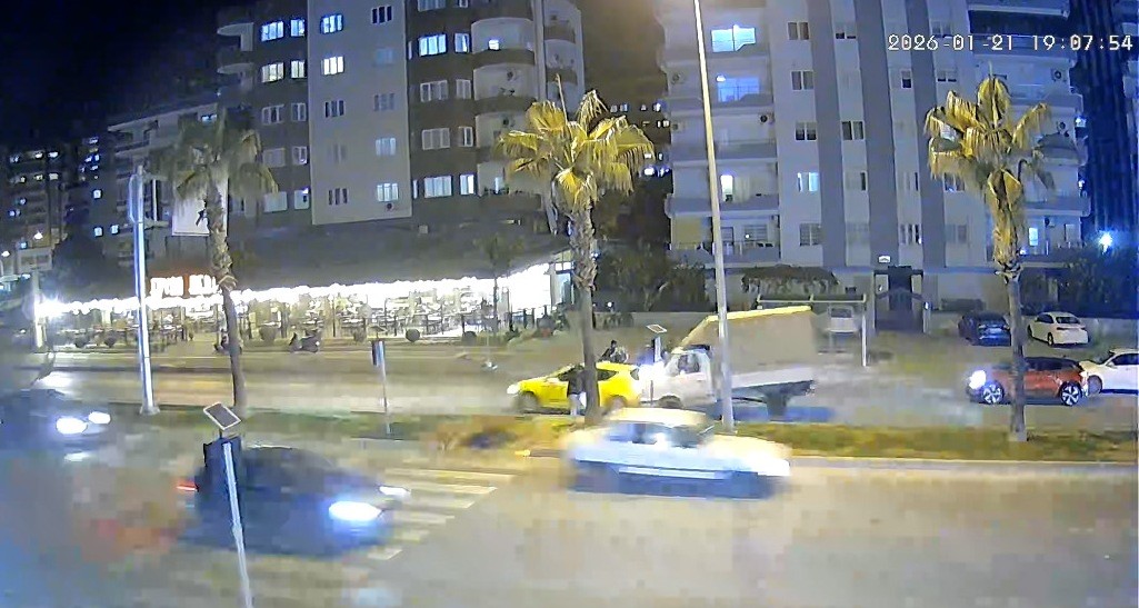 Mersindeyayayayolvermekistedi4Aracbirbirinegirdi