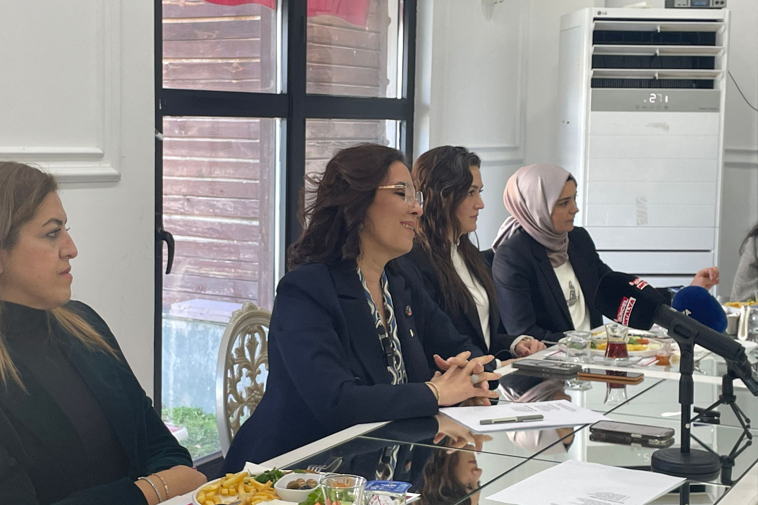 Mimarlarodasıbaskanadayıbasınilebirarayageldi